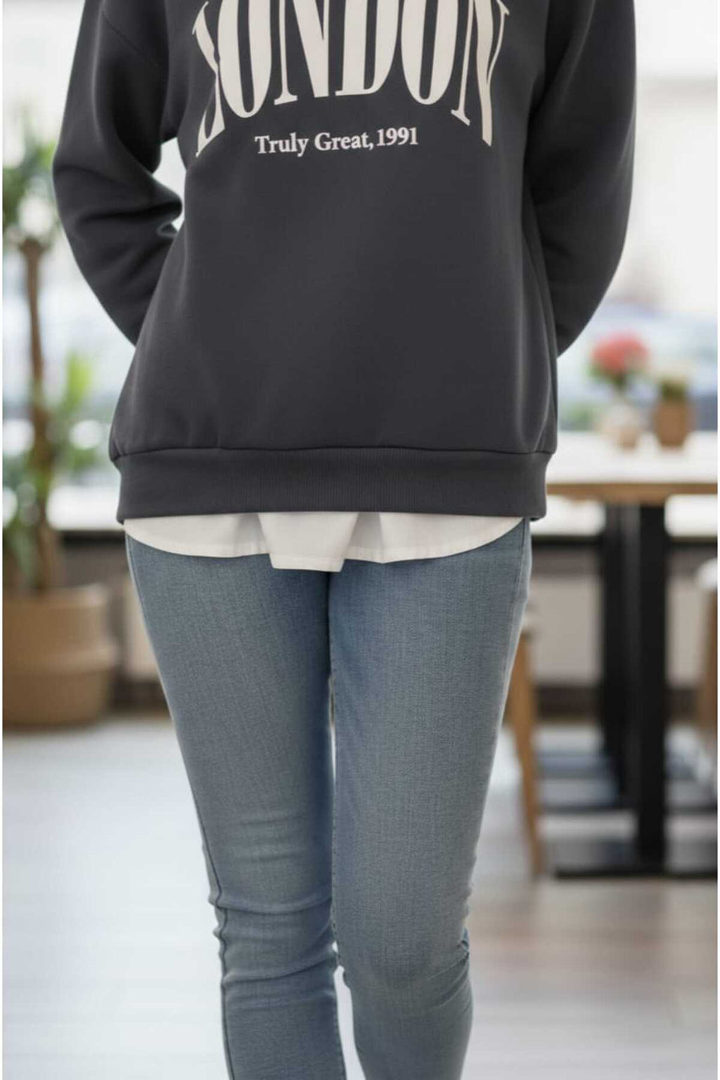 Kadın Oversize Kapüşonlu Baskılı Sweatshirt Alttan Beyaz Tişört Detaylı, Rahat Kalıp - Antrasit