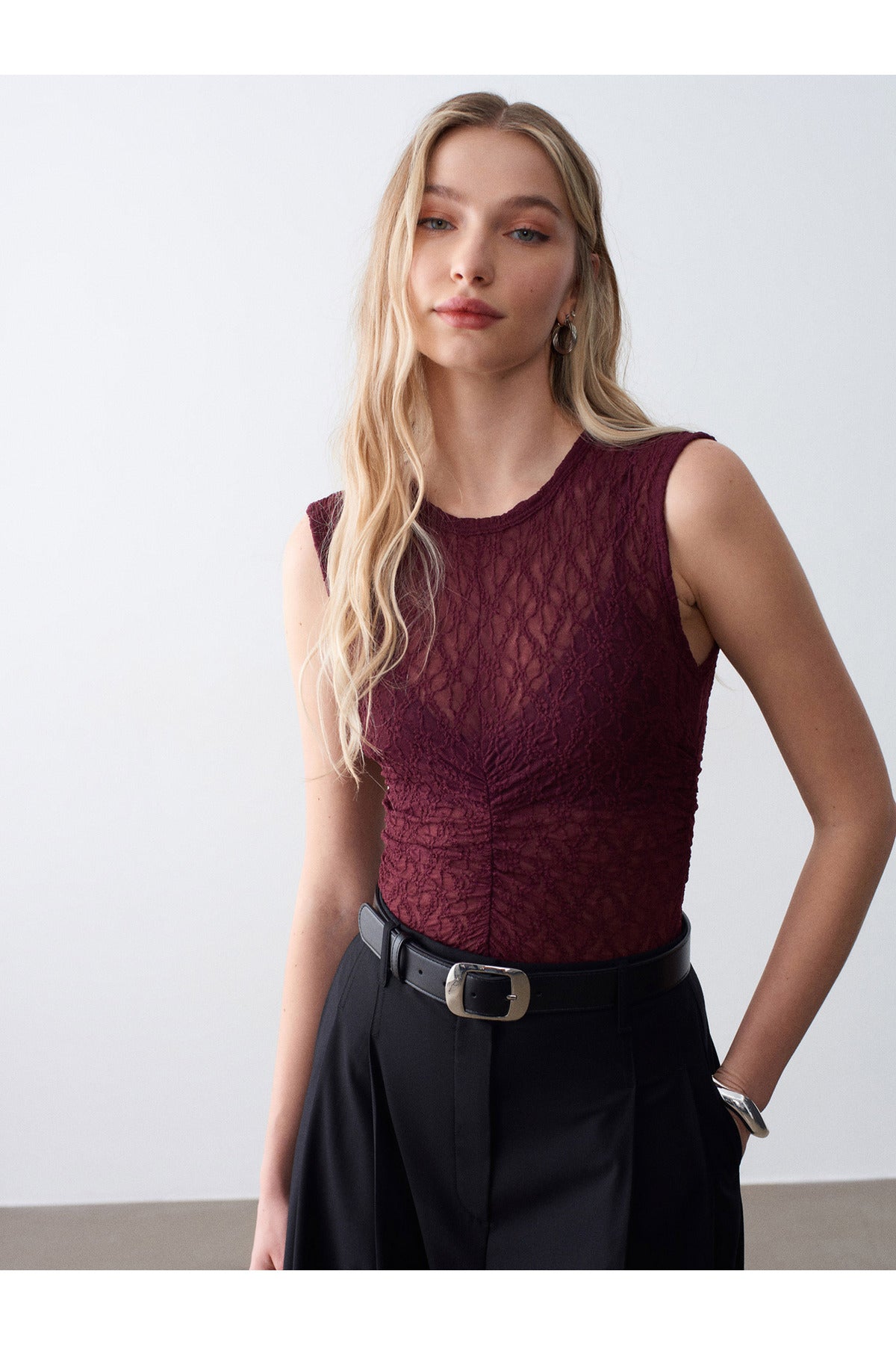 32492 Büzgülü Dantel Top-Siyah - Bordo