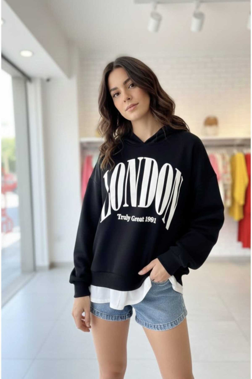 Kadın Oversize Kapüşonlu Baskılı Sweatshirt Alttan Beyaz Tişört Detaylı, Rahat Kalıp - Siyah