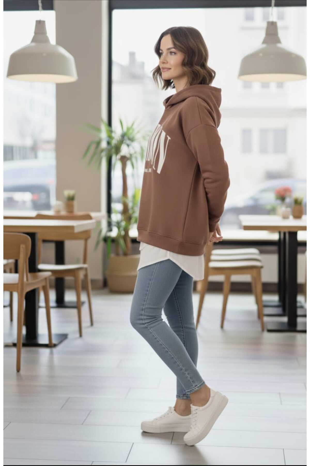 Kadın Oversize Kapüşonlu Baskılı Sweatshirt Alttan Beyaz Tişört Detaylı, Rahat Kalıp - Kahverengi