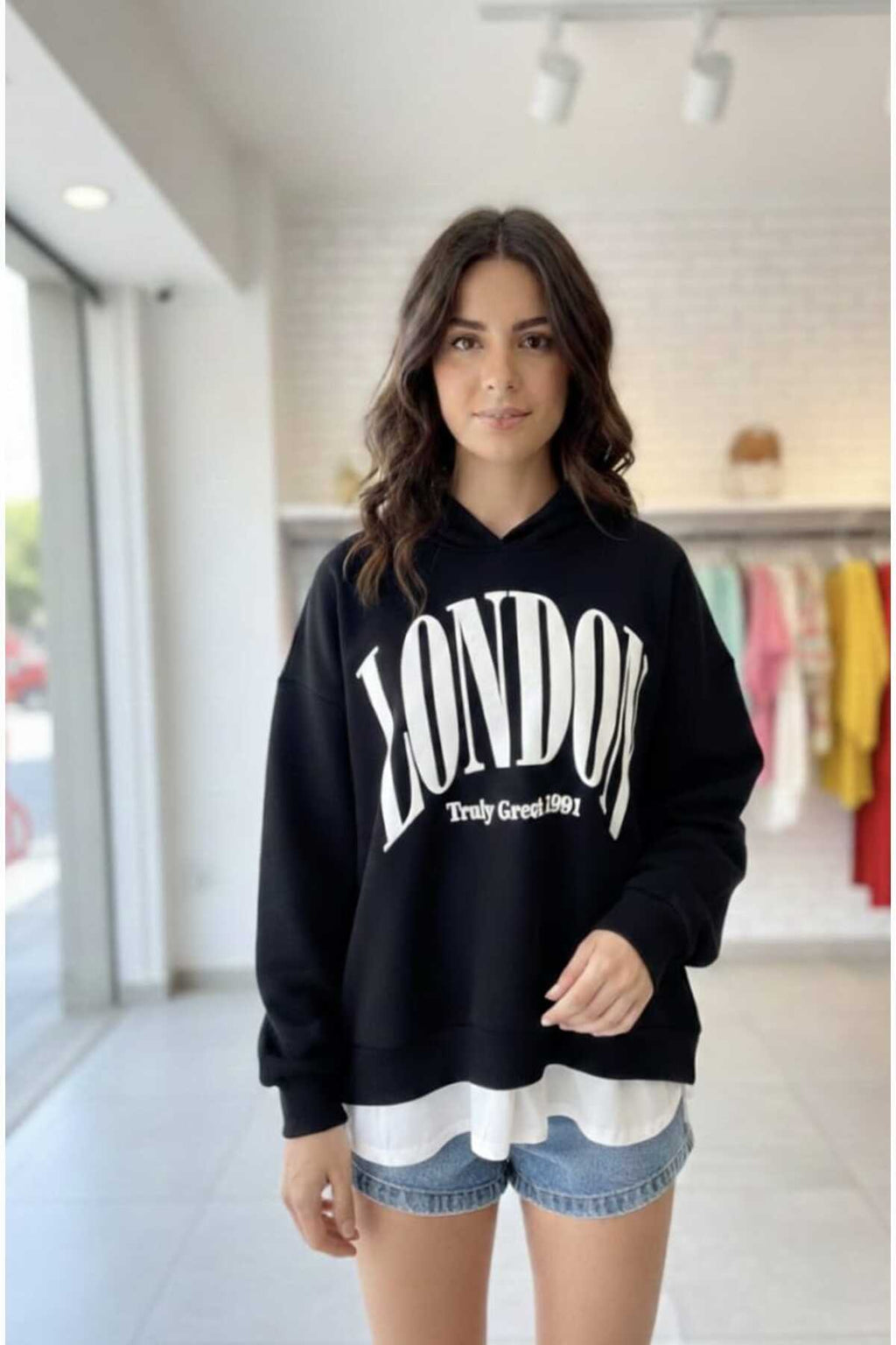 Kadın Oversize Kapüşonlu Baskılı Sweatshirt Alttan Beyaz Tişört Detaylı, Rahat Kalıp - Siyah