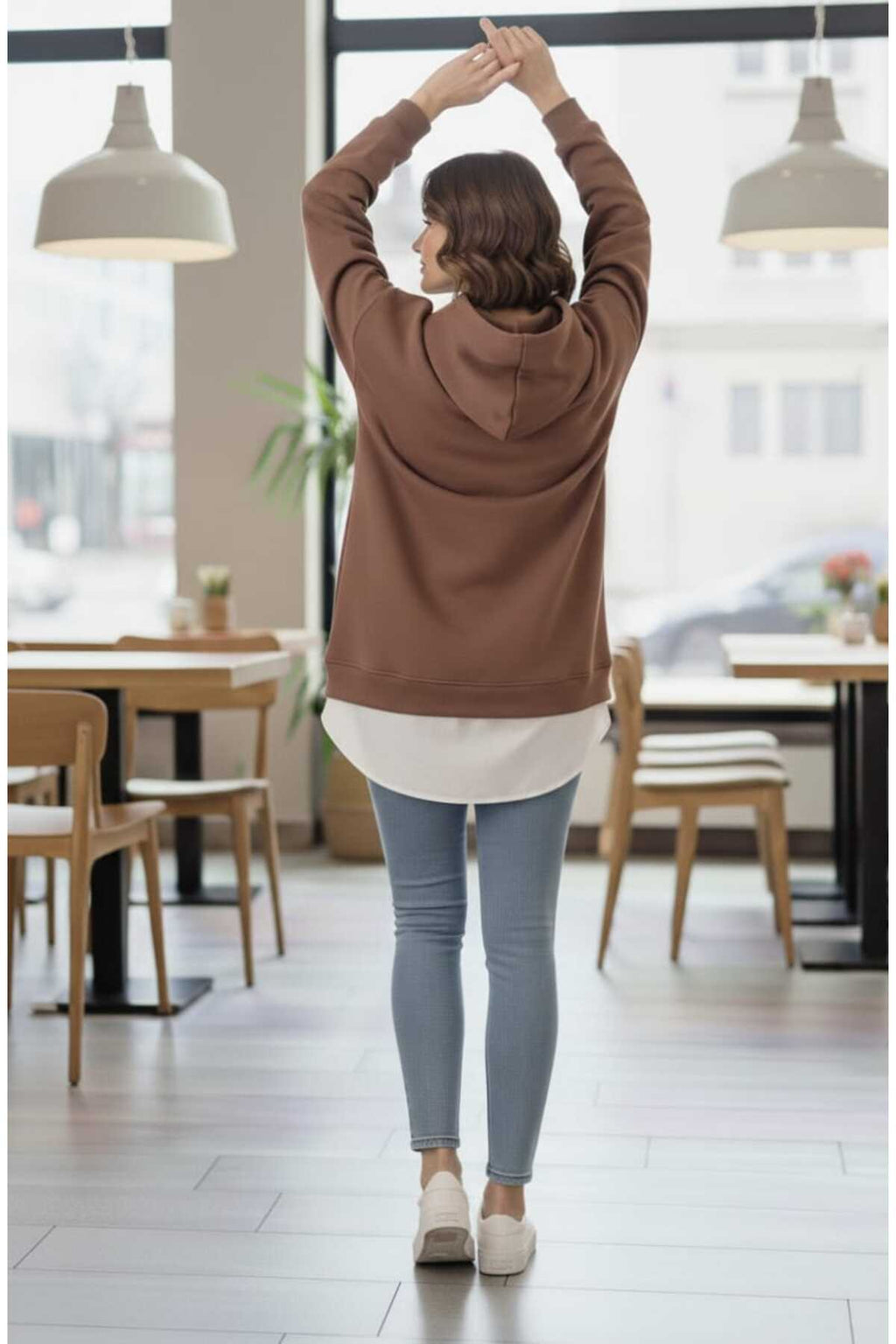 Kadın Oversize Kapüşonlu Baskılı Sweatshirt Alttan Beyaz Tişört Detaylı, Rahat Kalıp - Kahverengi