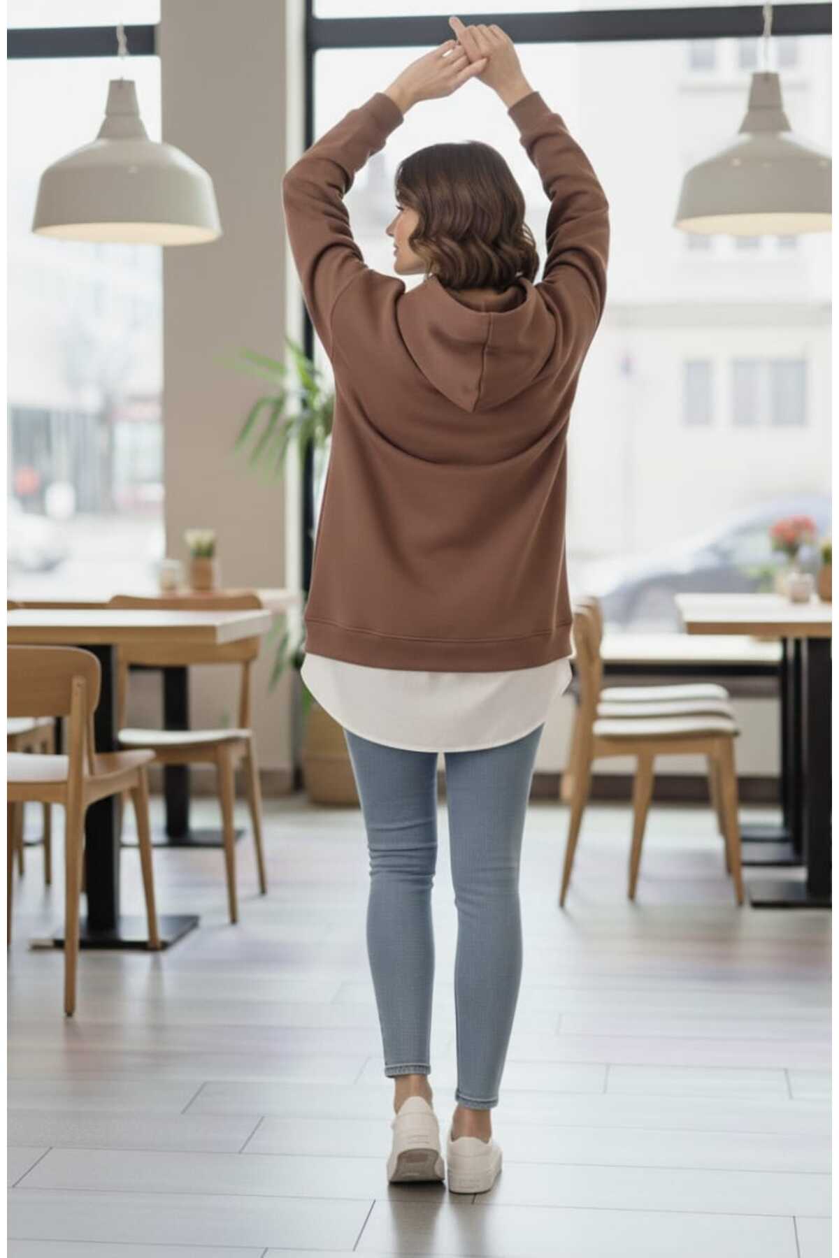 Kadın Oversize Kapüşonlu Baskılı Sweatshirt Alttan Beyaz Tişört Detaylı, Rahat Kalıp - Kahverengi
