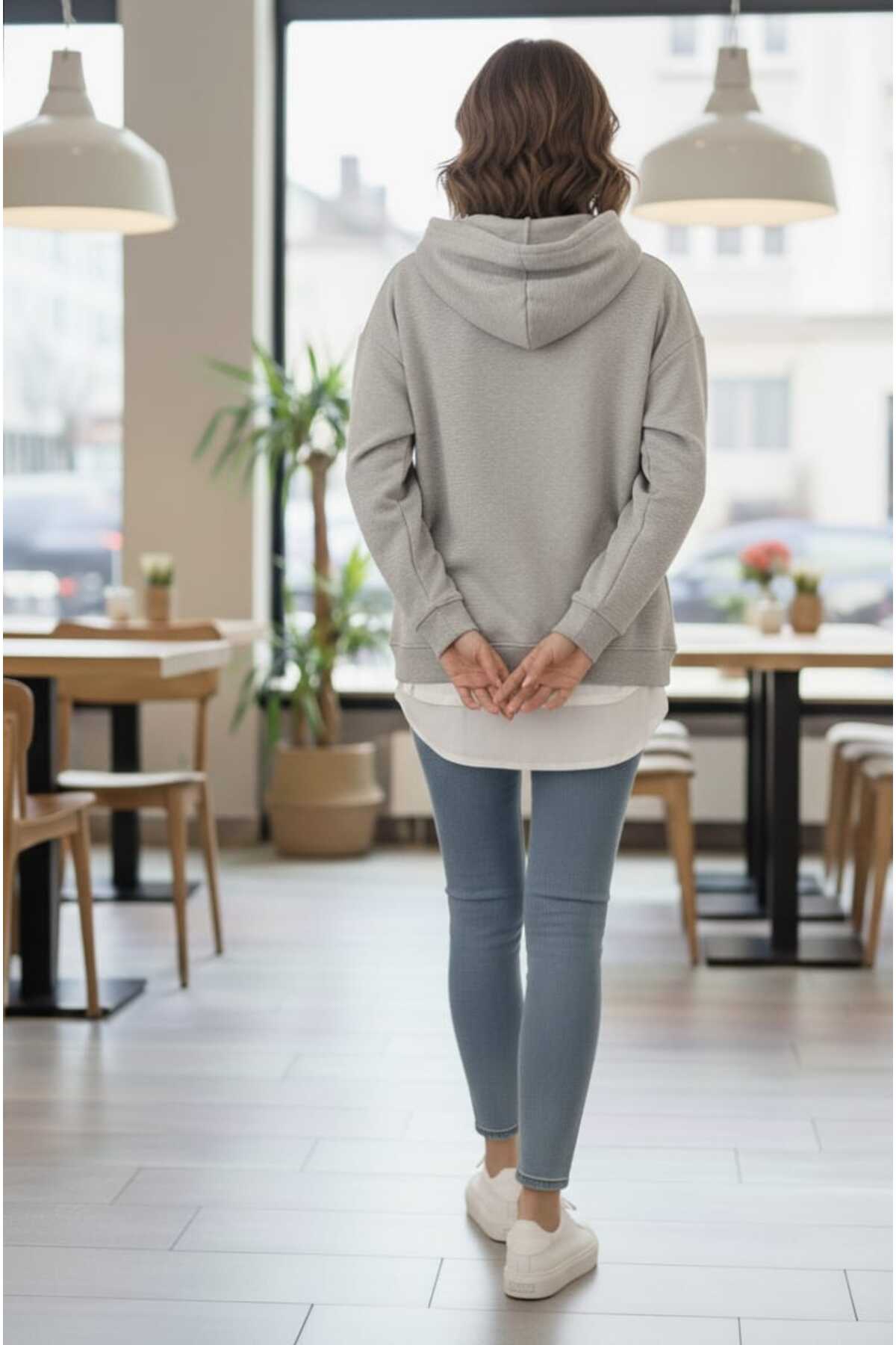 Kadın Oversize Kapüşonlu Baskılı Sweatshirt Alttan Beyaz Tişört Detaylı, Rahat Kalıp - Gri